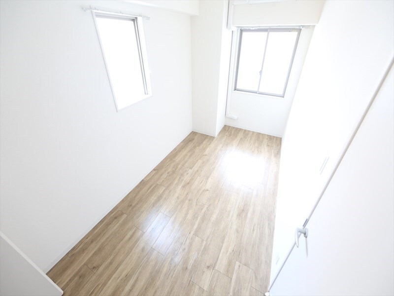 物件内観写真18　(洋室6帖　クローゼット（収納充実してます）)