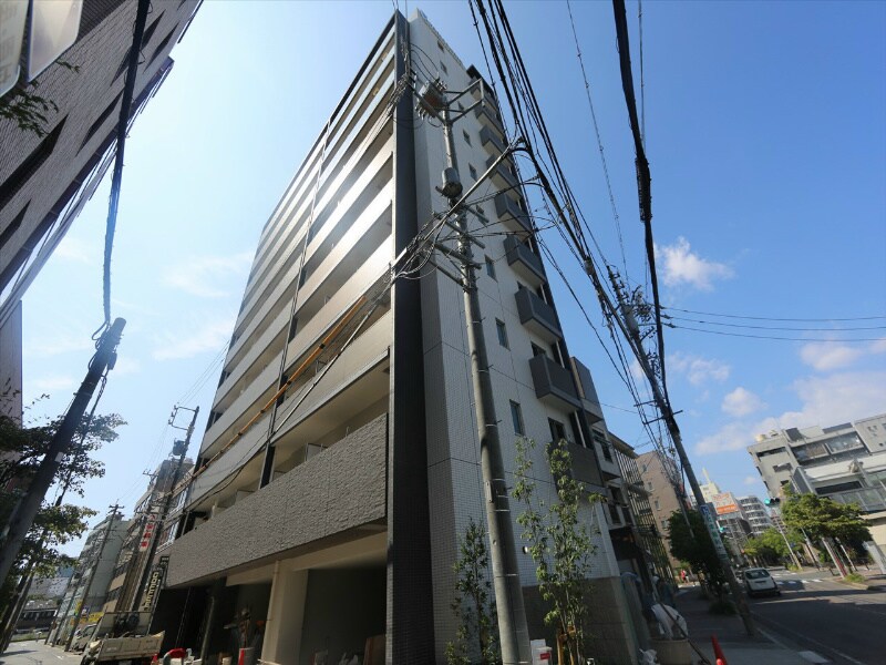 物件外観写真1　(外観　オートロック　宅配ＢＯＸ　防犯カメラ　分譲賃貸)