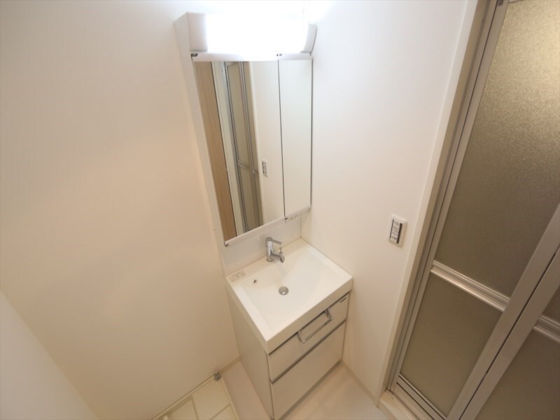 物件内観写真3　(脱衣所　独立洗面台（シャンプードレッサー付）収納スペース有)