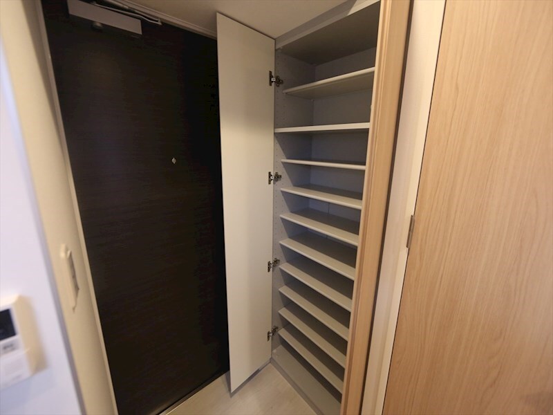 物件内観写真8　(玄関　シューズボックス付（収納充実してます）)