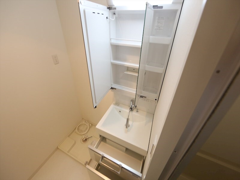 物件内観写真17　(脱衣所　独立洗面台（シャンプードレッサー付）収納スペース有)