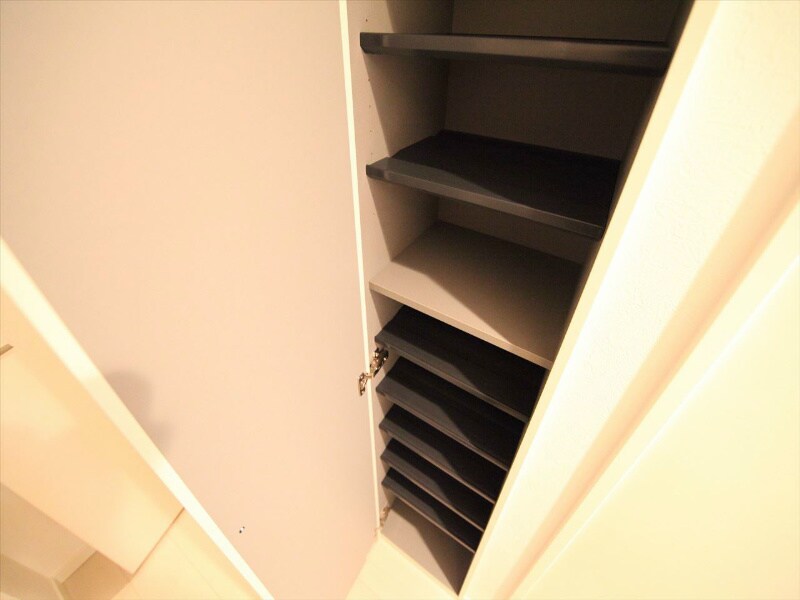 物件内観写真6　(玄関　シューズボックス（収納充実してます）イメージ写真)
