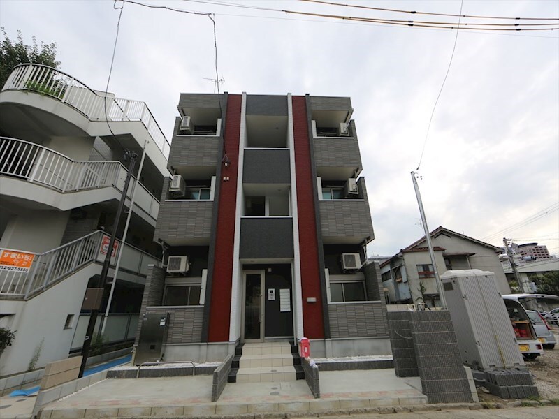 物件外観写真1　(外観　オートロック完備　1フロア2部屋　光インターネット無料)