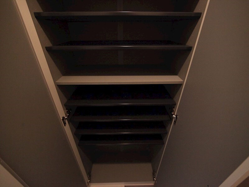 物件内観写真26　(玄関　シューズボックス　姿見鏡付き（収納充実してます）)