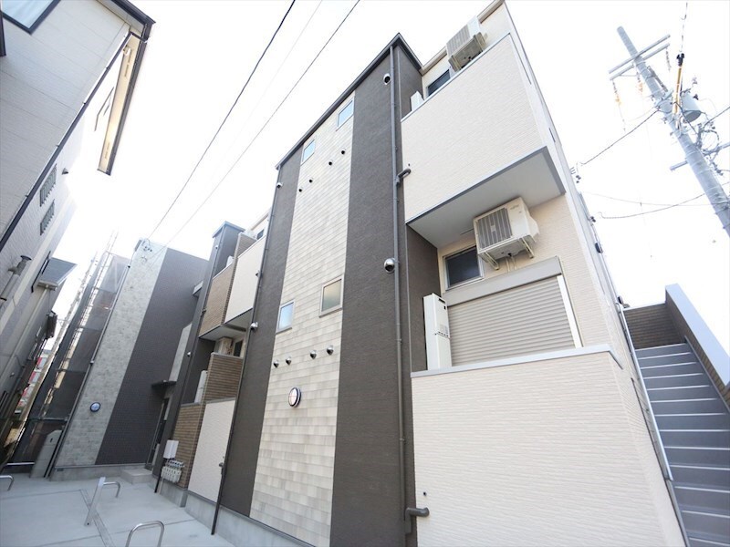 物件外観写真1　(外観　デザイナーズ　光インターネット無料)