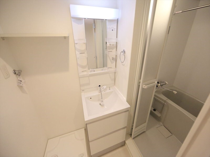 物件内観写真3　(脱衣所　独立洗面台（シャンプードレッサー付）収納スペース有)