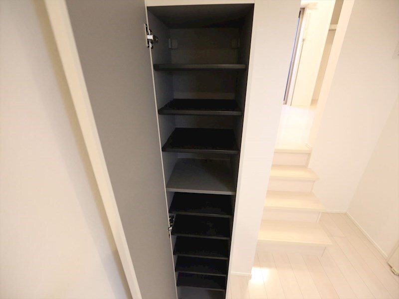 物件内観写真6　(玄関　シューズボックス付（収納充実してます）)
