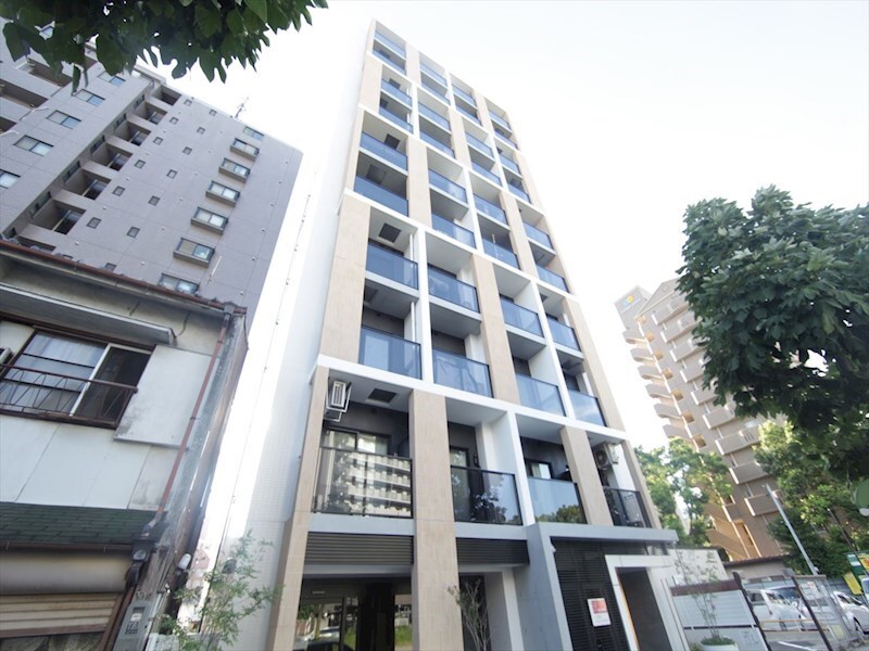 物件外観写真1　(外観　防犯カメラ付　オートロック　宅配ＢＯＸ)