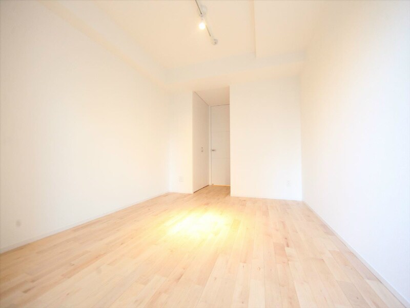 物件内観写真2　(洋室7.8帖　クローゼット付（収納充実してます）)