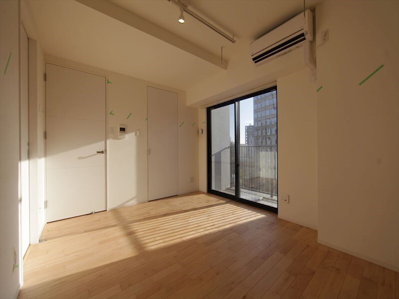 物件内観写真2　(洋室7.6帖　エアコン完備　バルコニー)