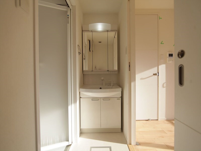 物件内観写真3　(脱衣所　独立洗面台（シャンプードレッサー付）収納スペース有)