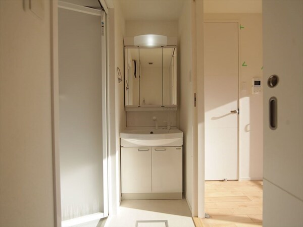 洗面所(脱衣所　独立洗面台（シャンプードレッサー付）収納スペース有)