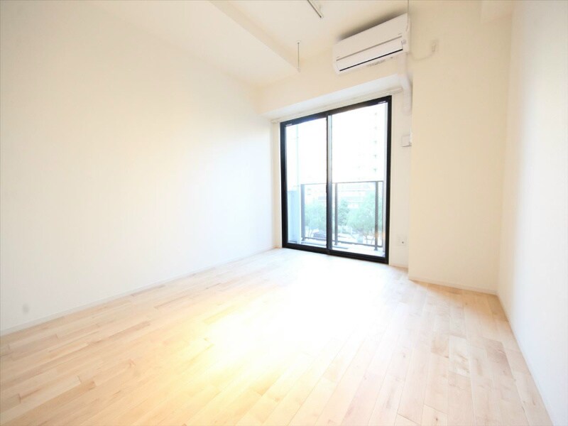 物件内観写真9　(洋室7.8帖　エアコン完備　バルコニー)