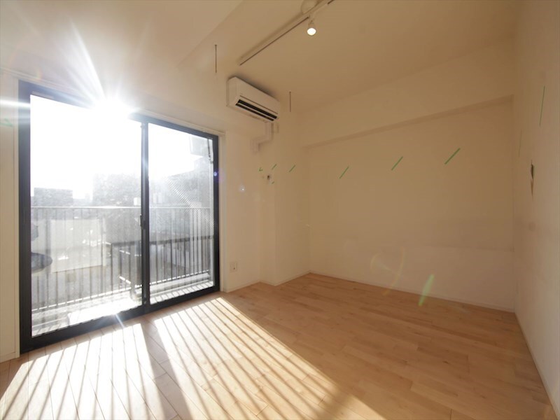 物件内観写真10　(洋室7.6帖　エアコン完備　バルコニー)