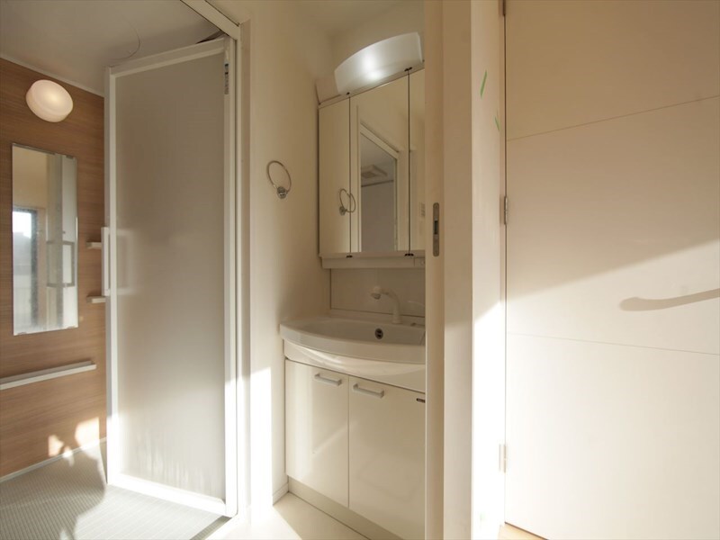 物件内観写真17　(脱衣所　独立洗面台（シャンプードレッサー付）収納スペース有)