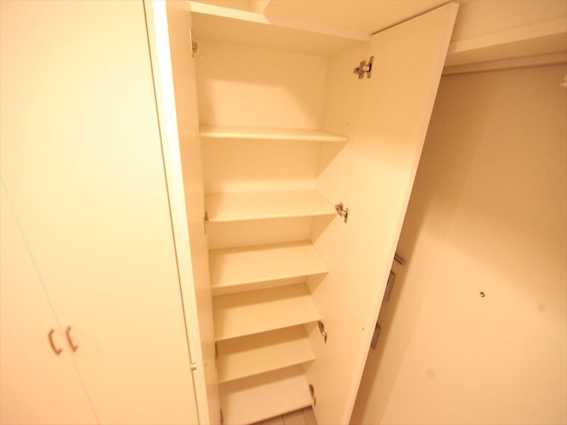 物件内観写真18　(玄関　シューズボックス付（収納充実してます）)
