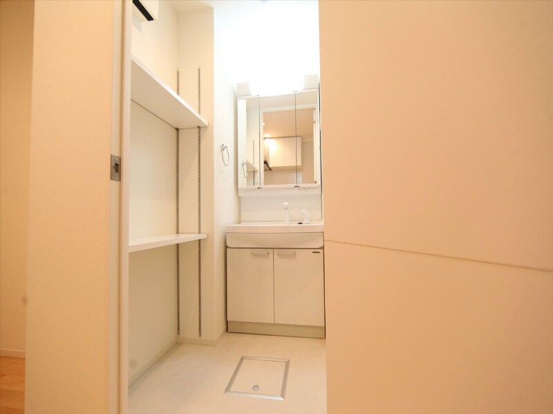 物件内観写真20　(脱衣所　独立洗面台　棚付き)