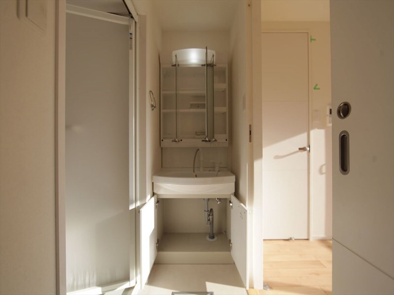 物件内観写真21　(脱衣所　独立洗面台（シャンプードレッサー付）収納スペース有)