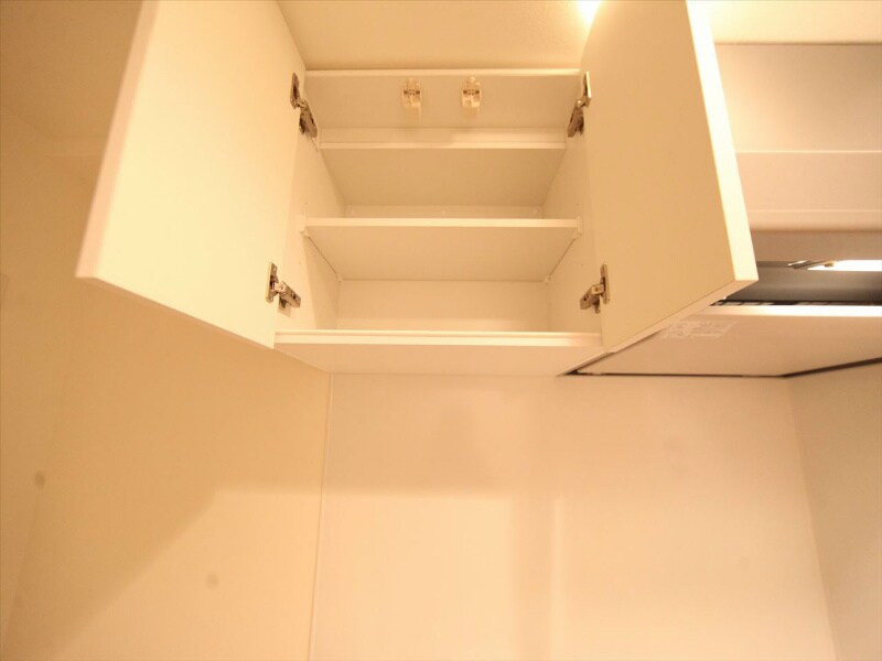 物件内観写真23　(キッチン上部の収納棚)