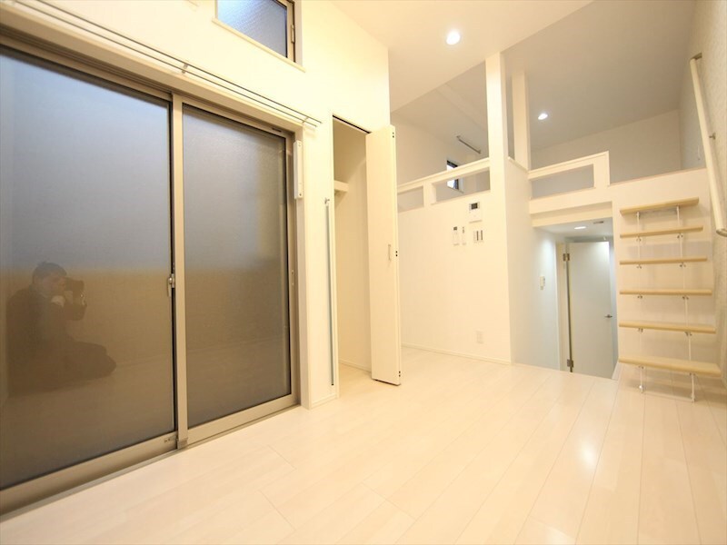 物件内観写真2　(洋室5.7帖　ロフト6.5帖（収納にも寝室にも使えます）)