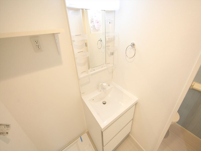 物件内観写真3　(脱衣所　独立洗面台（シャンプードレッサー付）収納スペース有)