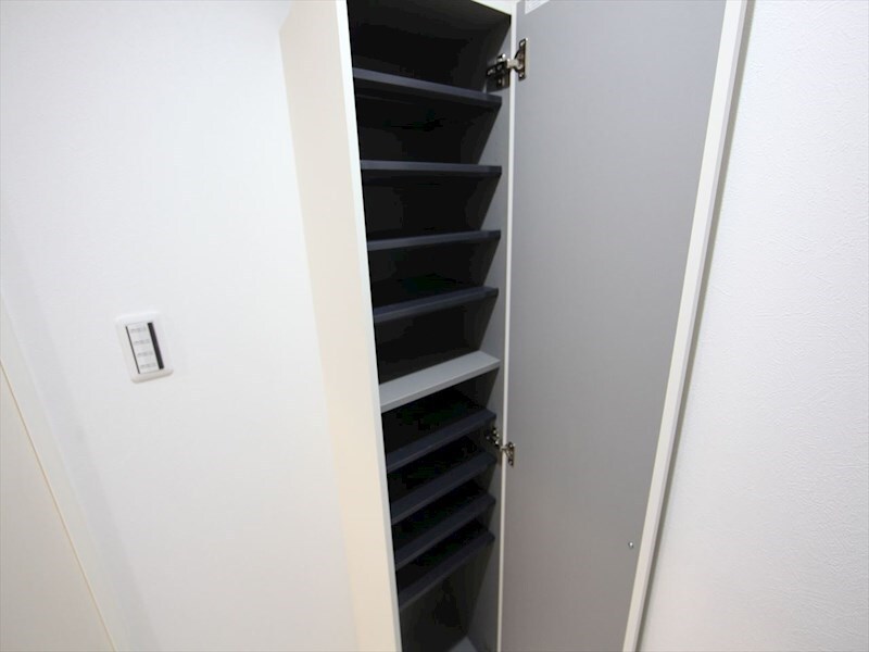 物件内観写真6　(玄関　シューズボックス付（収納充実してます）)