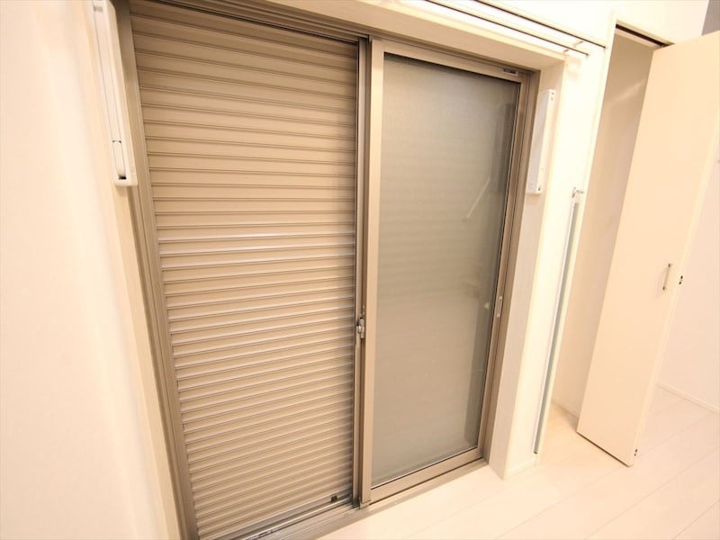 物件内観写真28　(バルコニー　防犯シャッター付)