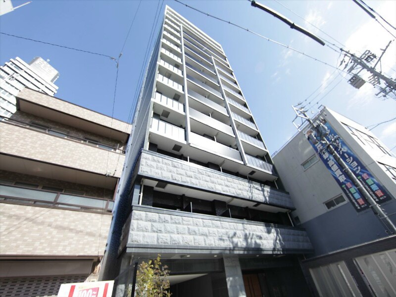 物件外観写真1　(外観　分譲賃貸　オートロック　防犯カメラ　宅配ＢＯＸ)