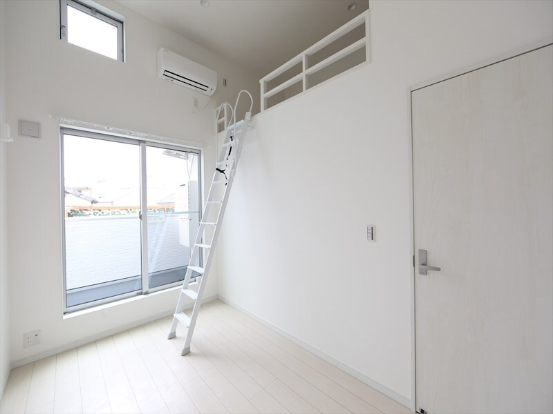 物件内観写真2　(洋室5.2帖　ロフト5.6帖（収納にも寝室にも使えます）)