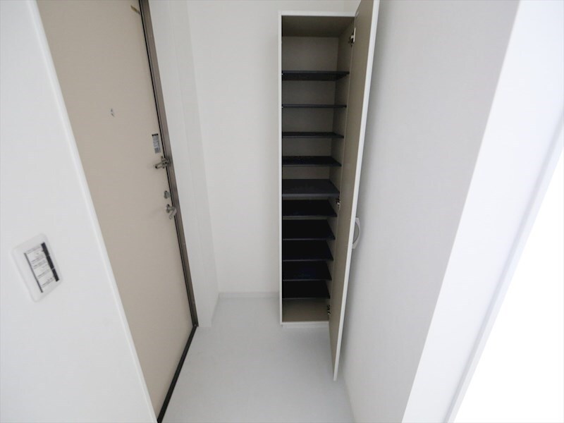 物件内観写真6　(玄関　シューズボックス付（収納充実してます）)