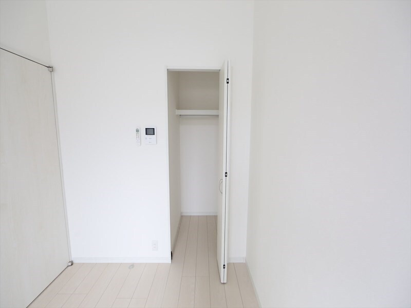 物件内観写真8　(クローゼット付（収納充実してます）)