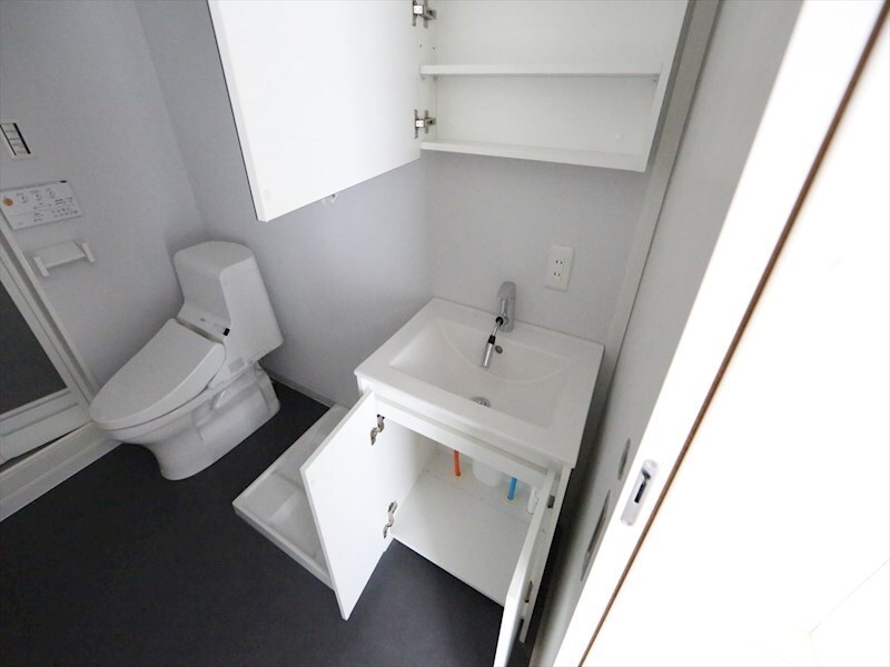 物件内観写真18　(脱衣所　独立洗面台（シャンプードレッサー付）収納スペース有)