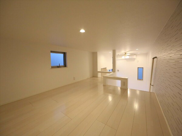 その他部屋・スペース(上段ロフト5.7帖（収納でもお部屋でも使えます）)