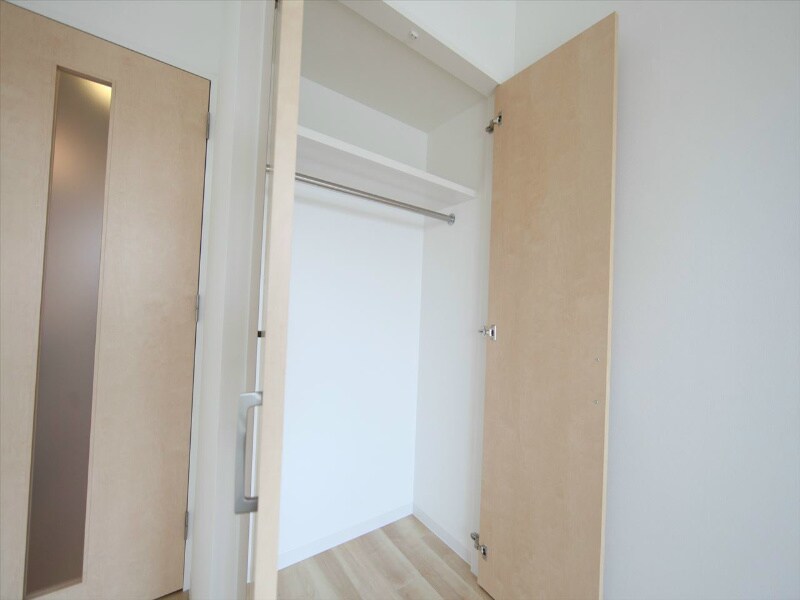 物件内観写真8　(クローゼット（収納充実してます）)