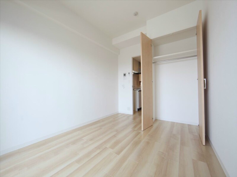 物件内観写真9　(洋室6.6帖　クローゼット付（収納充実してます）)