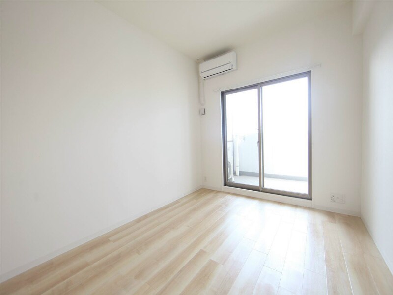 物件内観写真10　(洋室6.6帖　バルコニー　エアコン完備)