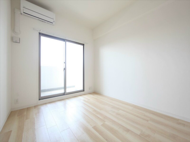 物件内観写真16　(洋室6.6帖　バルコニー　エアコン完備)