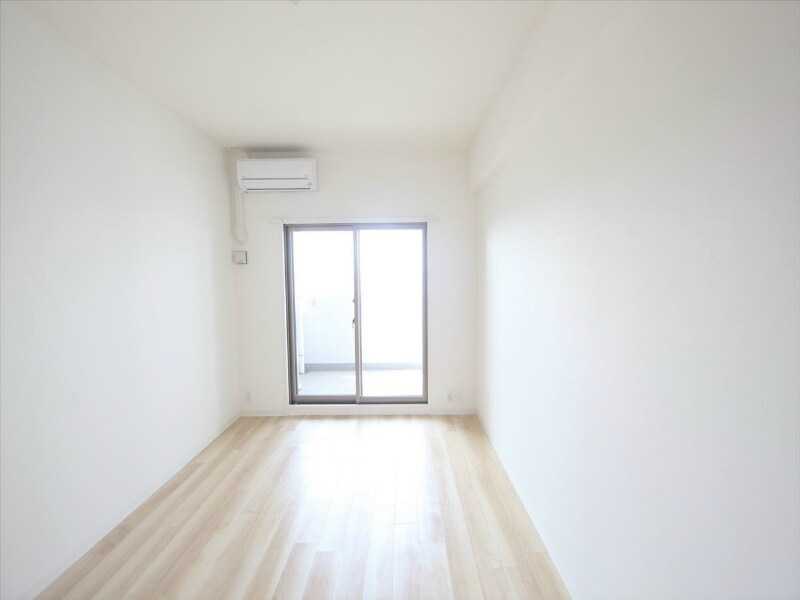 物件内観写真22　(洋室6.6帖　バルコニー　エアコン完備)