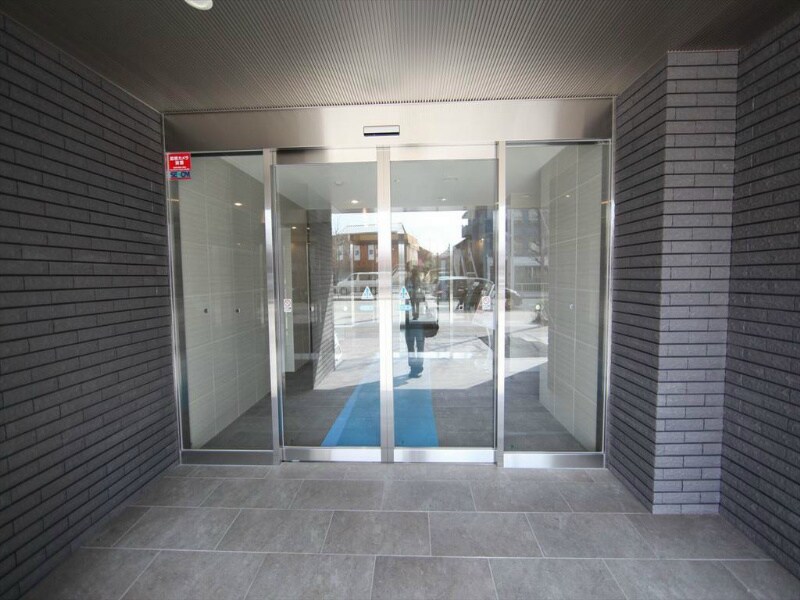 物件内観写真24　(エントランス　オートロック　宅配ＢＯＸ付　屋根付き駐輪場)