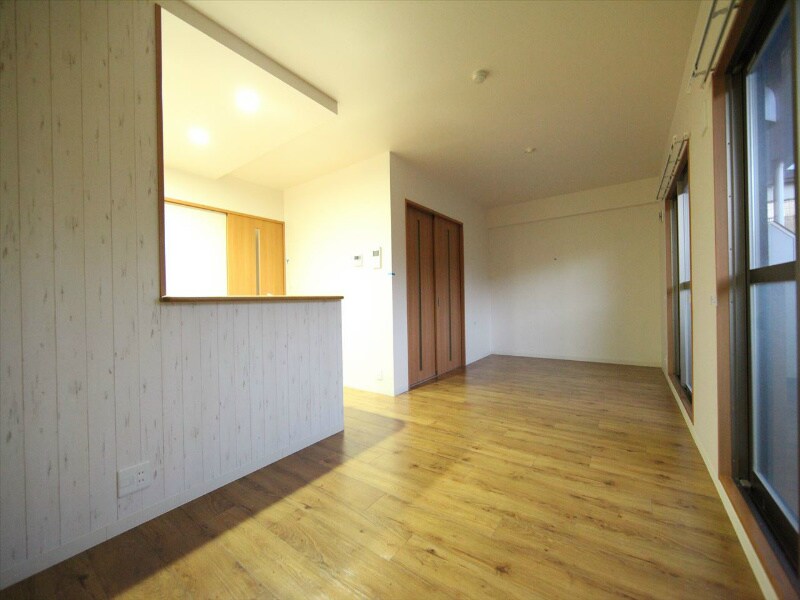 物件内観写真2　(ＬＤＫ14.9帖　カウンターキッチン　南面バルコニー)