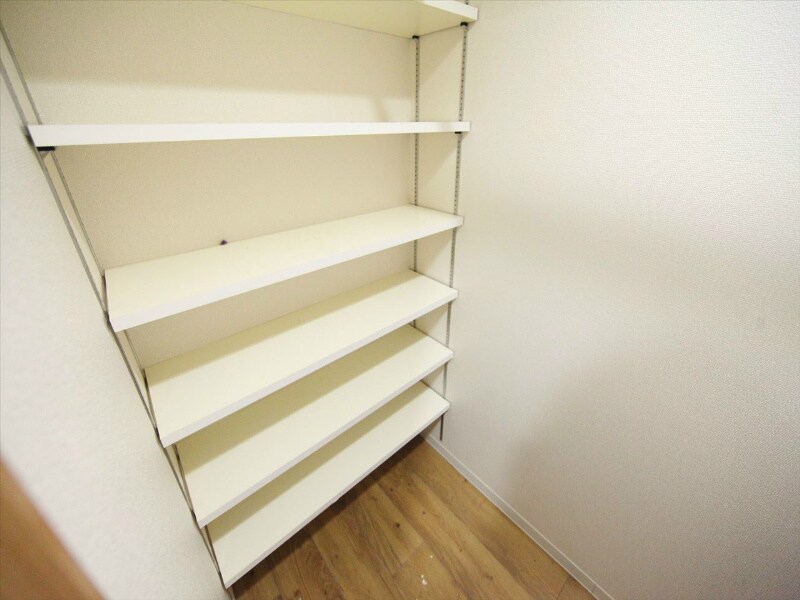 物件内観写真6　(玄関　シューズクローク付（収納充実してます）)