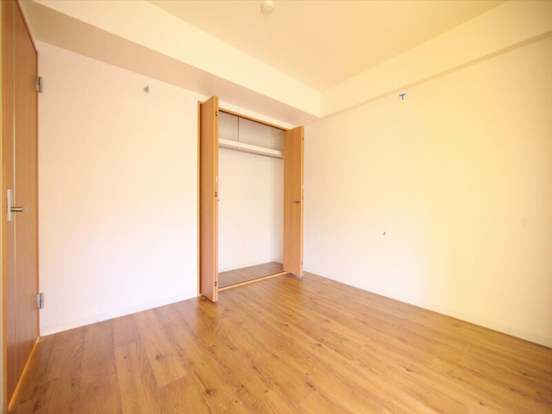 物件内観写真9　(洋室6帖　クローゼット付（収納充実してます）)