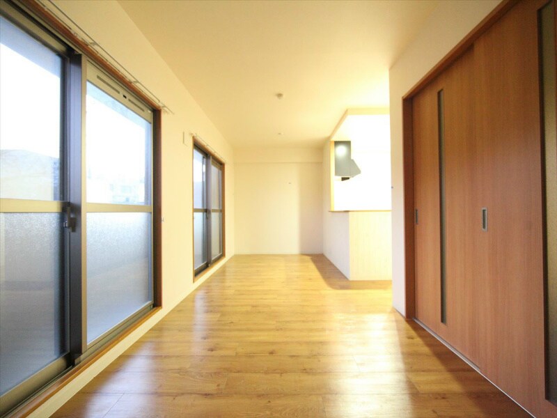 物件内観写真10　(ＬＤＫ14.9帖　カウンターキッチン　南面バルコニー)