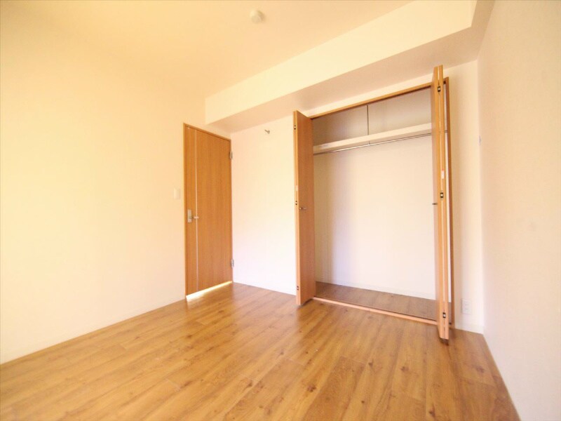 物件内観写真15　(洋室6帖　クローゼット付（収納充実してます）)