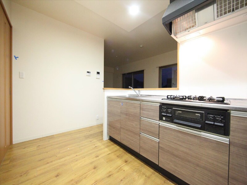 物件内観写真16　(カウンターキッチン（ガス3口コンログリル付）)