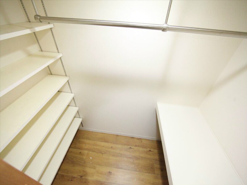 物件内観写真17　(玄関　シューズクローク付（収納充実してます）)