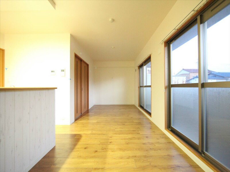 物件内観写真20　(ＬＤＫ14.9帖　カウンターキッチン　南面バルコニー)