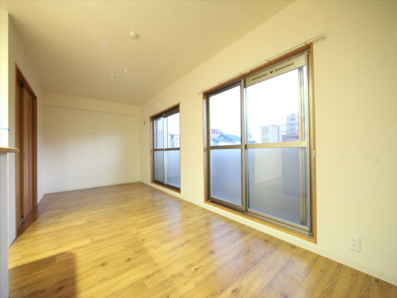 物件内観写真24　(ＬＤＫ14.9帖　カウンターキッチン　南面バルコニー)