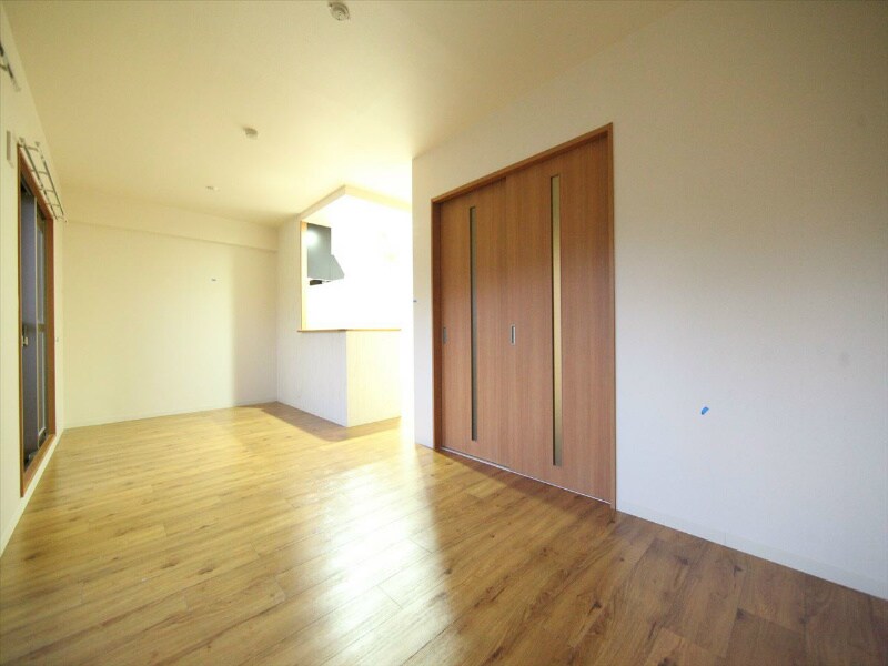 物件内観写真26　(ＬＤＫ14.9帖　カウンターキッチン　南面バルコニー)