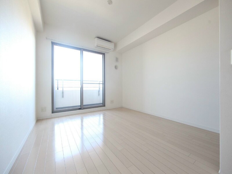 物件内観写真2　(洋室10.2帖　エアコン完備　バルコニー)